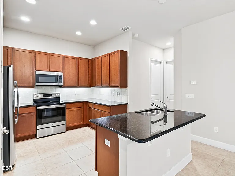 802 Aldenham Ln — Photo 11