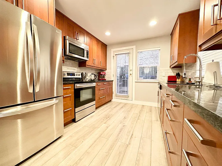 136 W 4th St #D — Photo 7