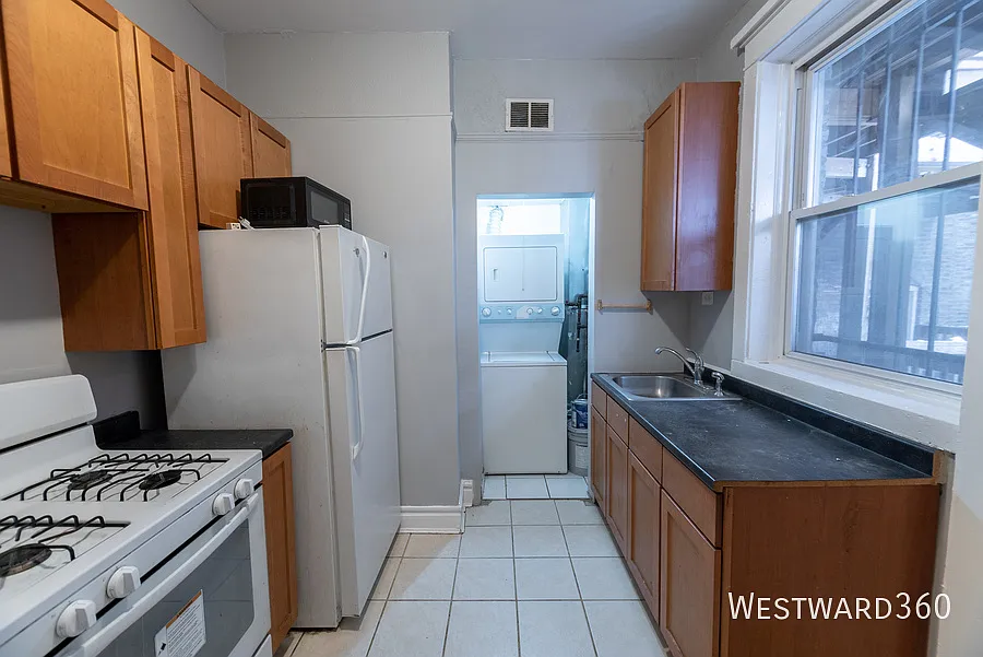 Building Photo - 3403 W North Ave #2