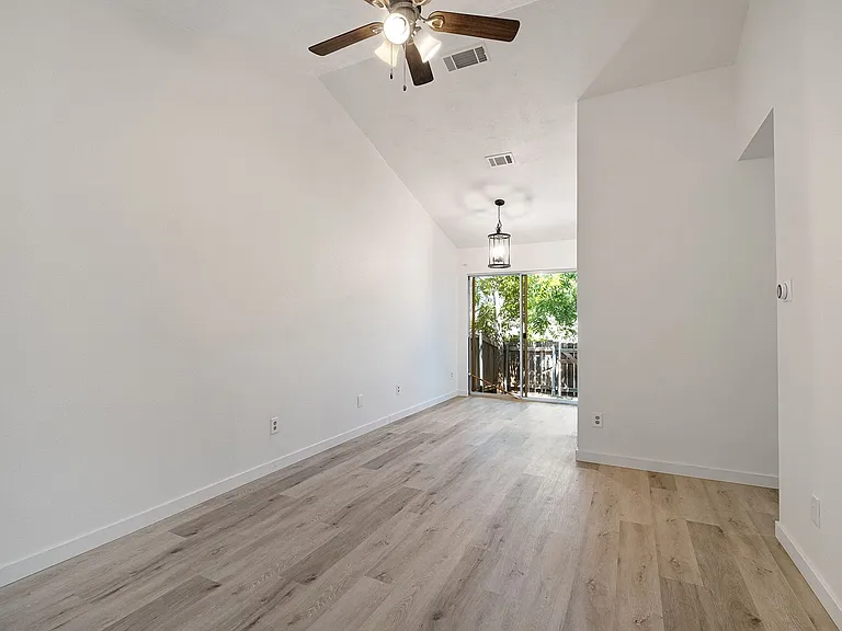 1015 E Yager Ln #147 — Photo 4