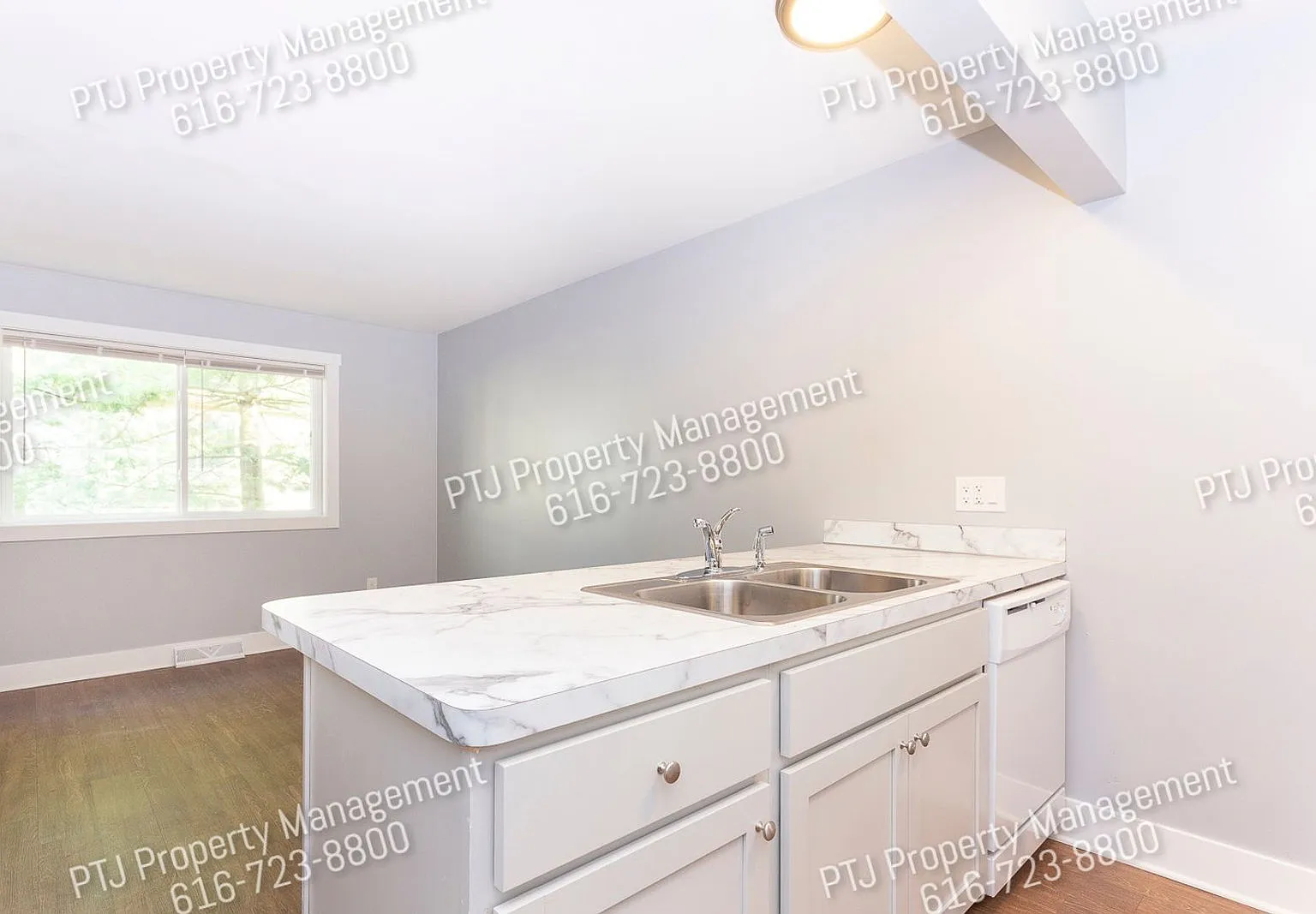 Royal Oak Apartments — Photo 3