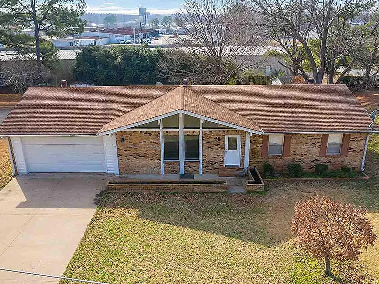 16 Sunvalley Dr — Photo 1