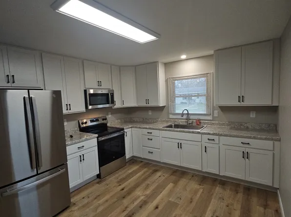 604 Emmert Dr, Sycamore, IL 60178