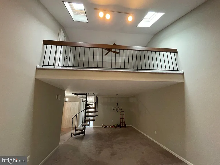 218 Valley Stream Ln — Photo 2