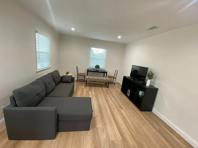 2 bed, 700 sqft, $2,700 — Photo 2