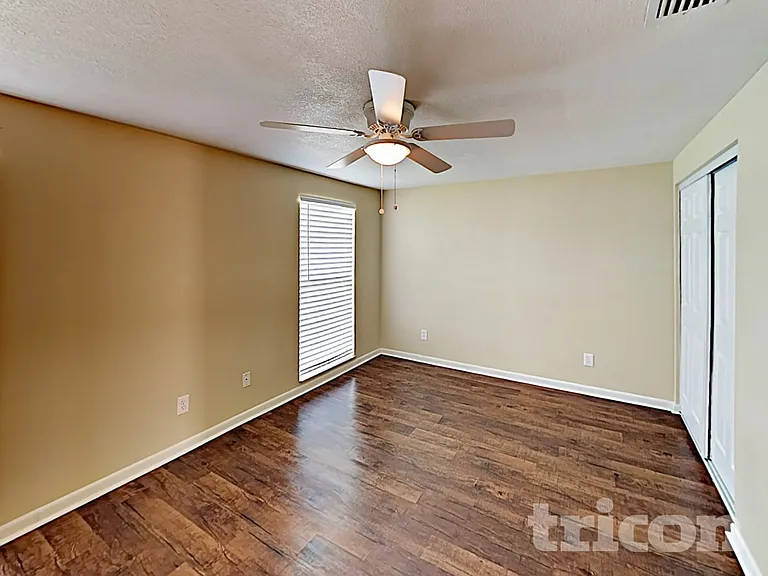8213 Greenleaf Cir — Photo 7