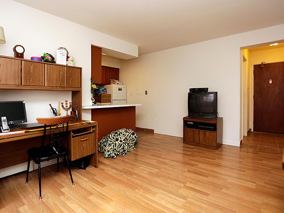 2nd image of 6011 N Kenmore Ave APT 505