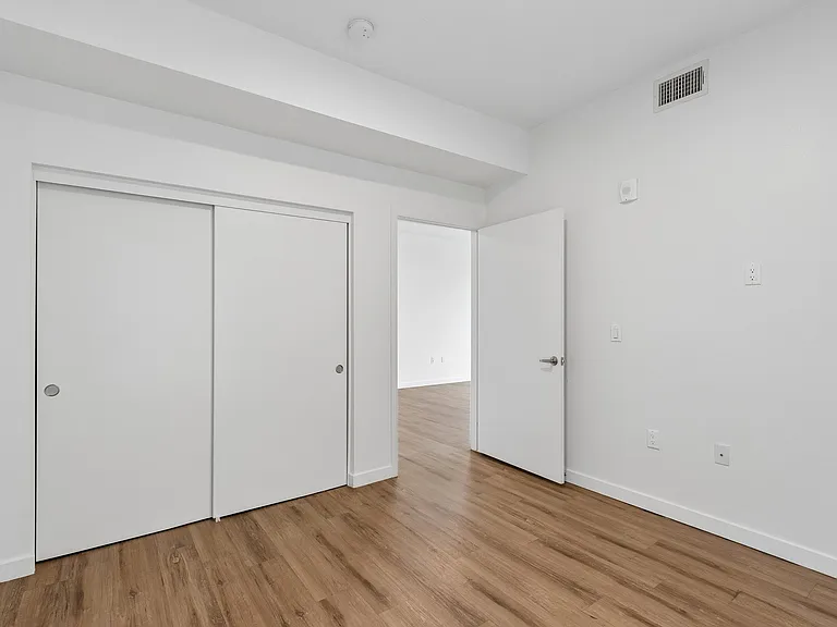 Maxwell Apartments — Photo 28