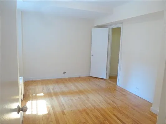 Rented by Siderow Residential Group | media 3