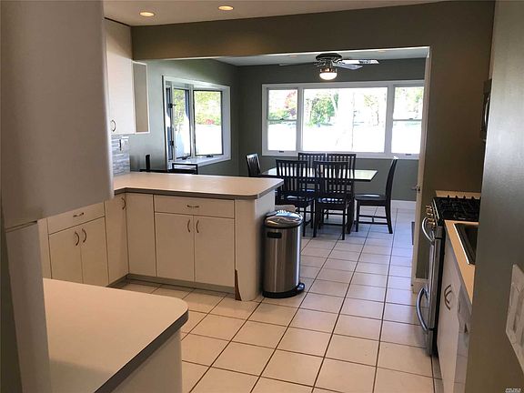 5th image of 9 Burrwood Ct