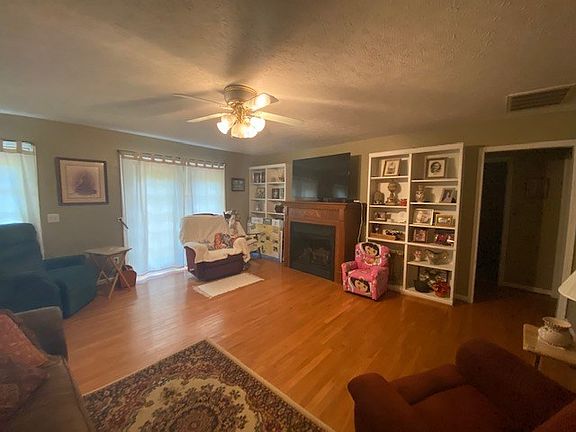 3rd image of 268 Calumet Ln