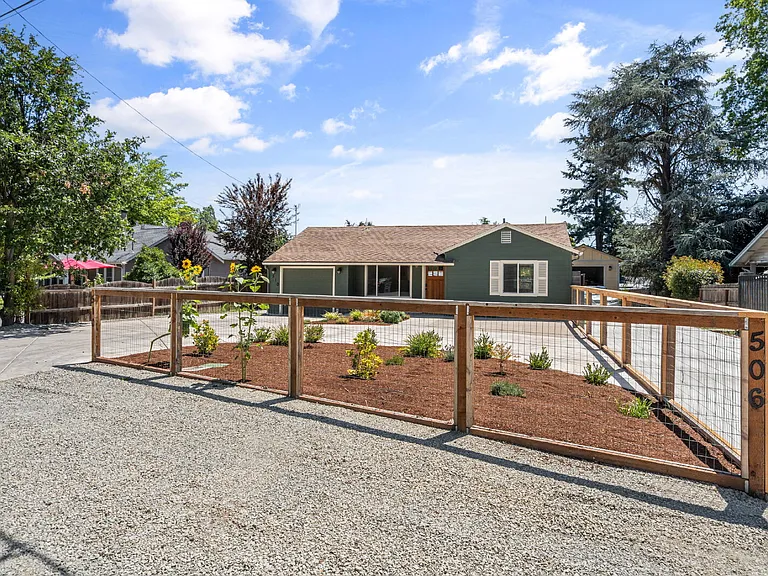 510 Keene Dr — Photo 2