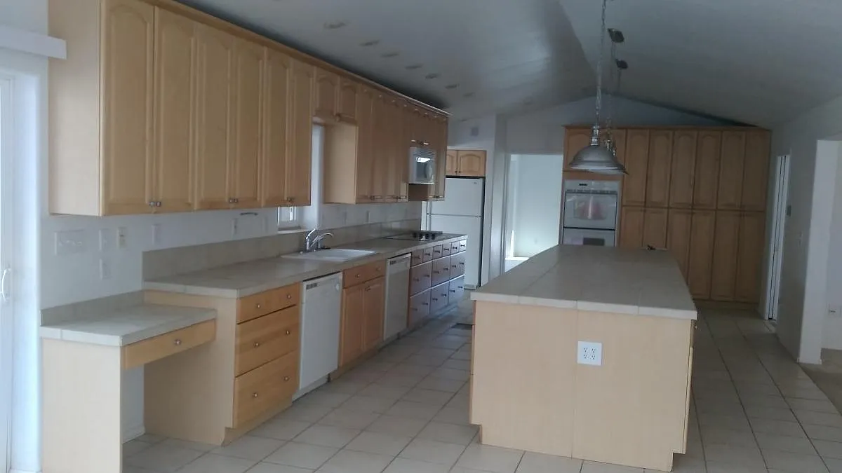 KITCHEN - 985 E Possee Rd