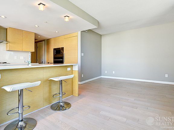 5th image of 4539 Cambie St