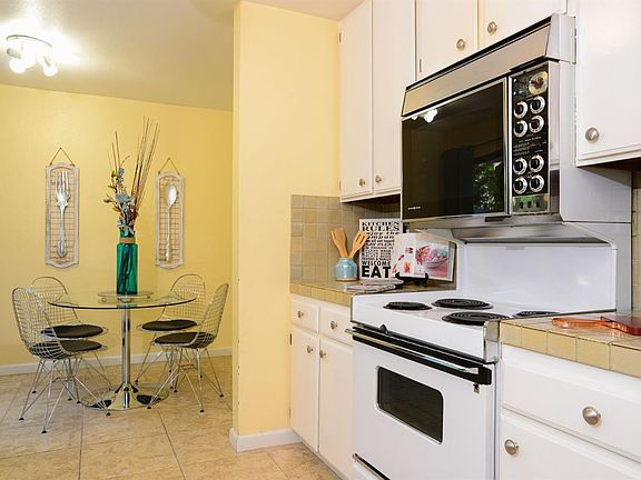 4th image of 1653 University Ave