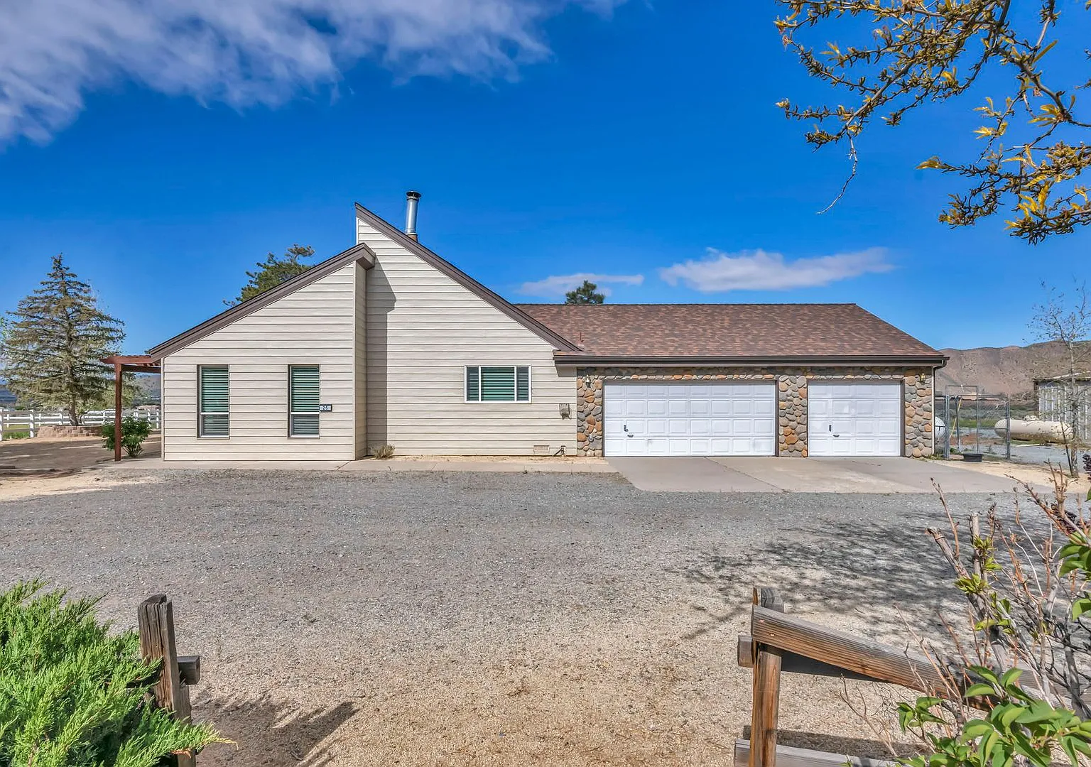 Fully Furnished Home In A Peaceful Ranch-Style Setting With Mountain Views & Modern Upgrades In S... — Photo 2