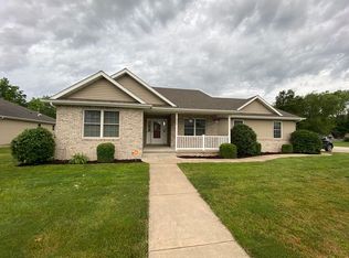 605 S Oak Grove Dr, Athens, IL 62613