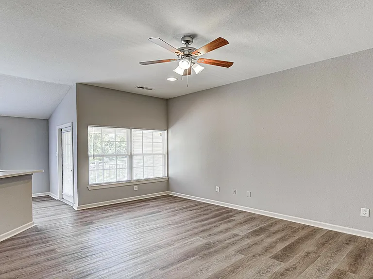 Ashley Place Apartments — Photo 3
