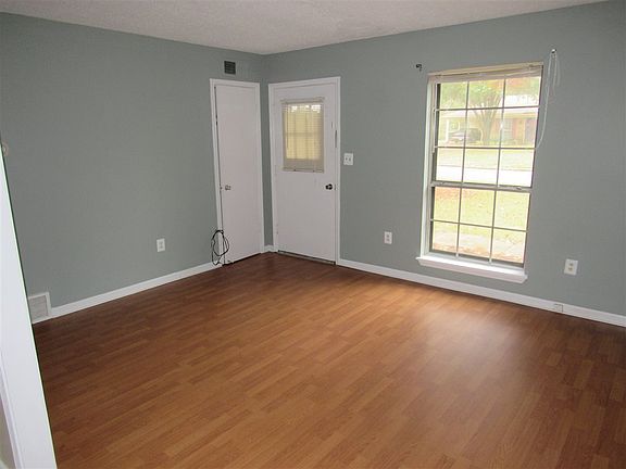 4th image of 390 Bouldincrest Ave E