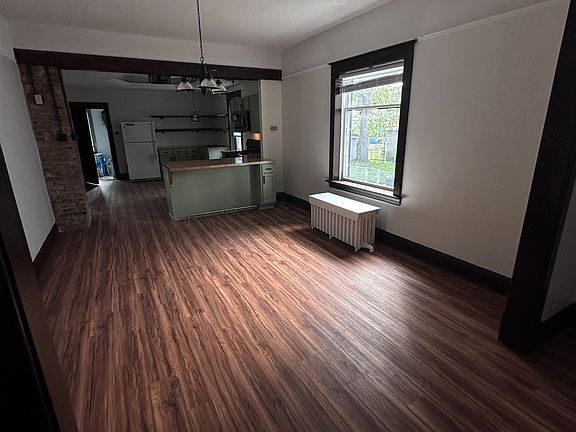 View into kitchen/Dinning room