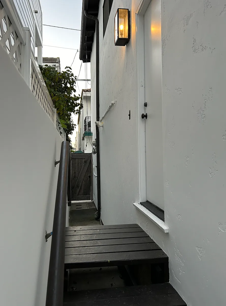 Building Photo - 313.5 Sapphire Ave #2