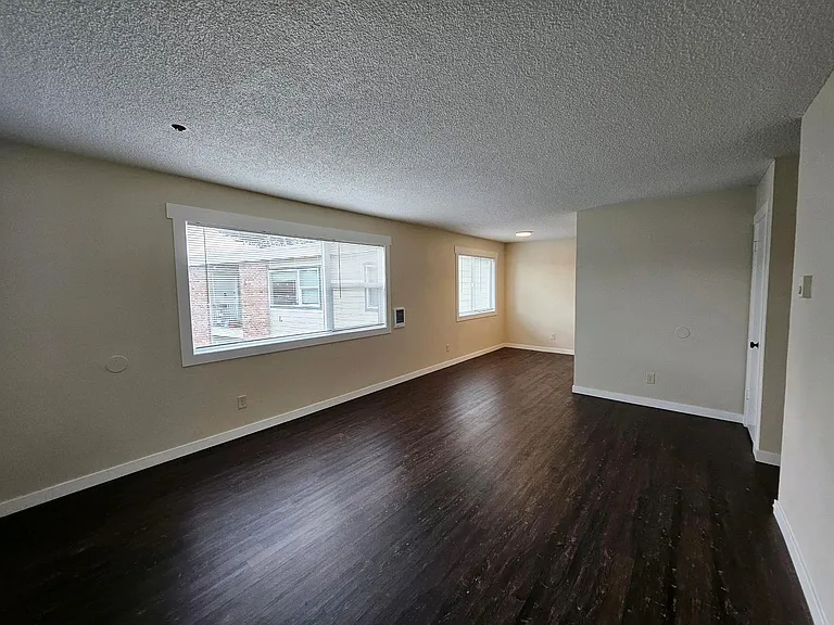 Sunset Apartments — Photo 10