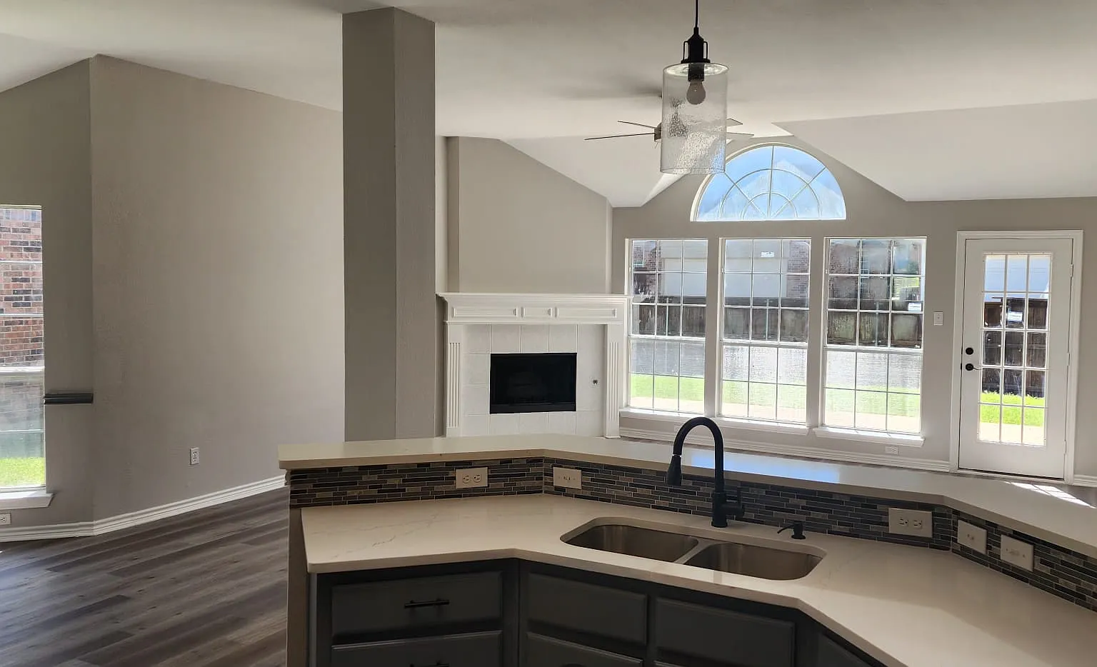 3 bed, 1980 sqft, $3,095 — Photo 1