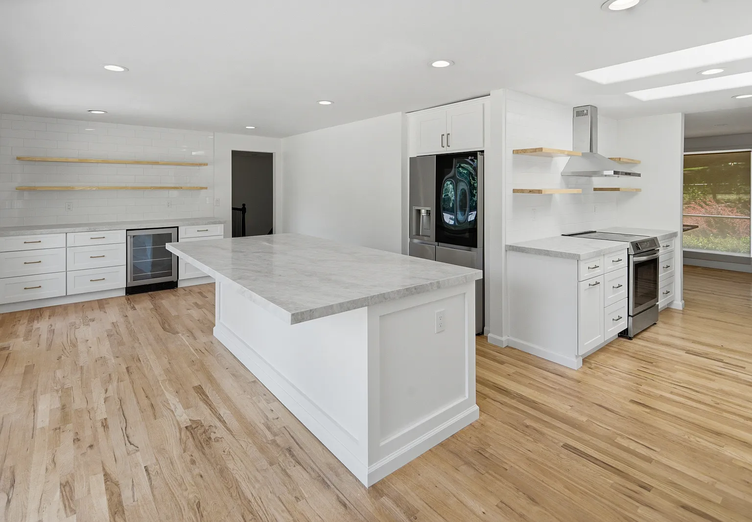 6 bed, 3125 sqft, $9,250 — Photo 1