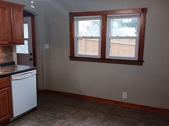 Double hung thermal windows such as these in the kitchen table area are all throughout the house.