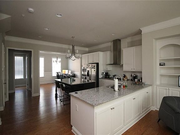 4th image of 335 Rose Garden Ln