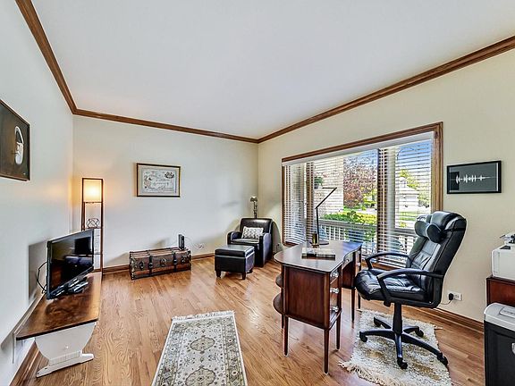 5th image of 949 Lorie Ln