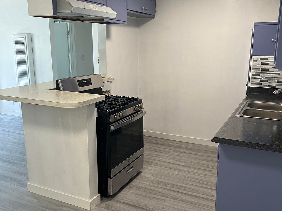 brand new stove, brand new hood over stove, bright led kitchen lights