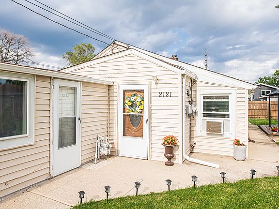 3rd image of 2121 Louis St