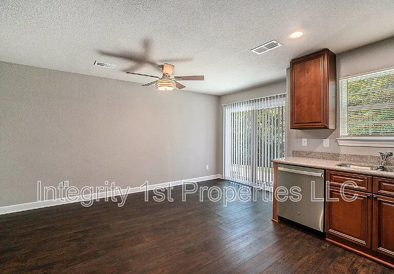 6303 NE 44th St — Photo 7