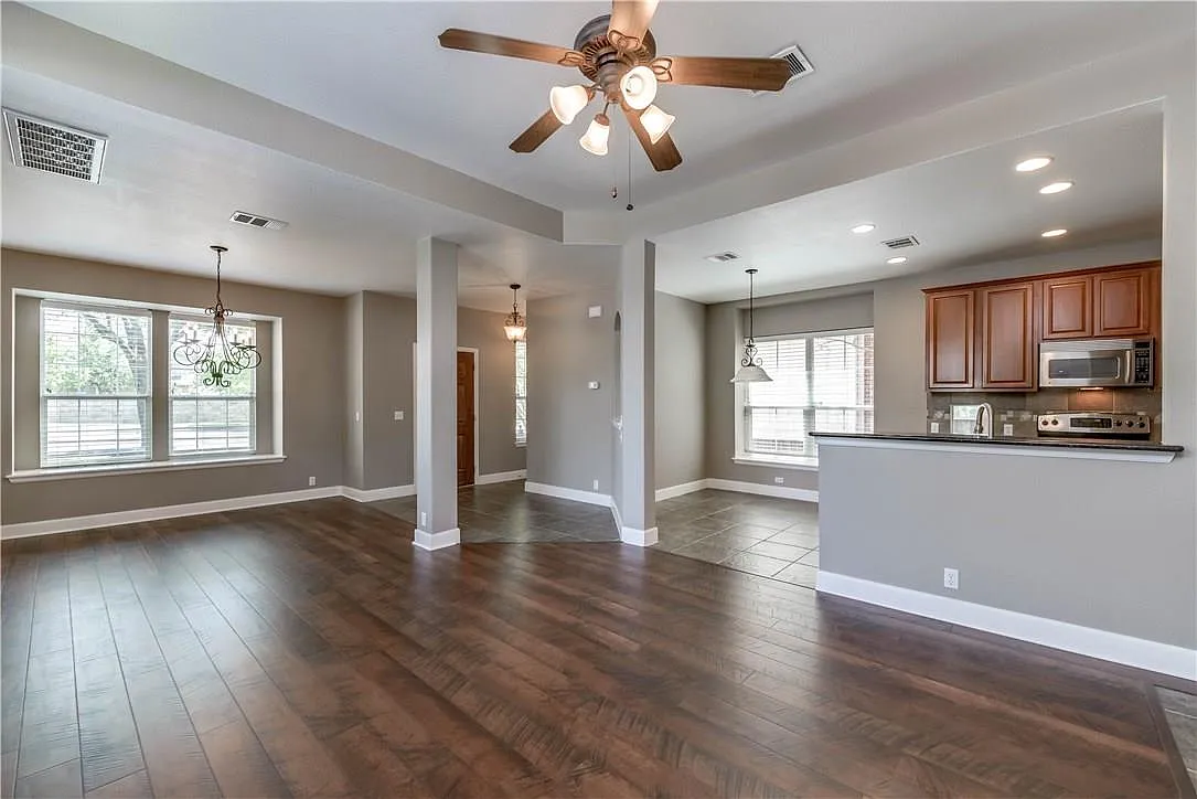 3 bed, 2.5 bath, 2018 sqft, $2,300 — Photo 3