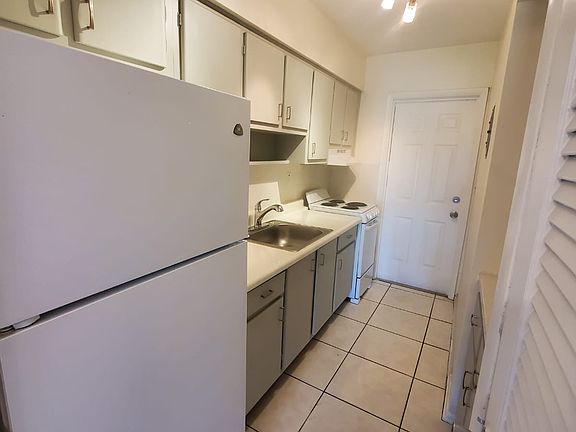 4th image of 7211 Venetian St #8