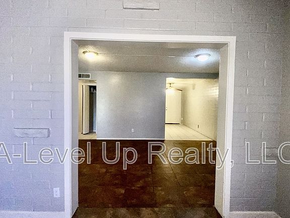 5th image of 2327 E Parkside Dr