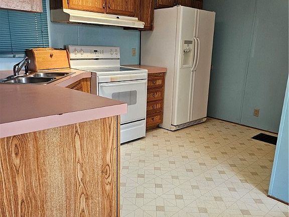 5th image of 200 Iowa Ln