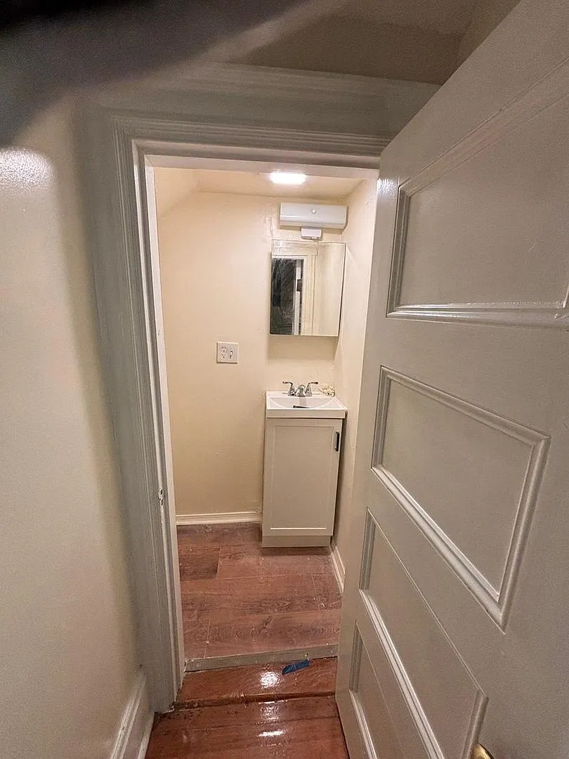 Charming 3BR Duplex in Malden — Photo 3