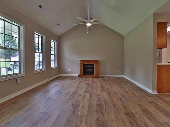 4th image of 728 Belton Rd