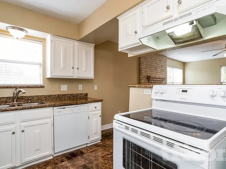 1715 Evesham Dr — Photo 3