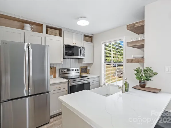 8250 Circle Tree Ln, Charlotte, NC 28277