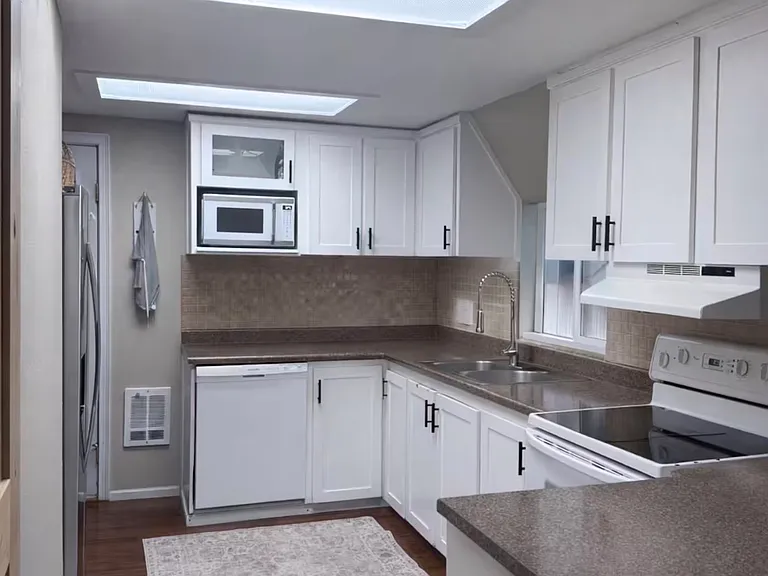 15616 Topaz Dr SE — Photo 2