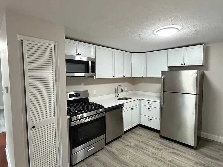 345-381 Hildreth St — Photo 9