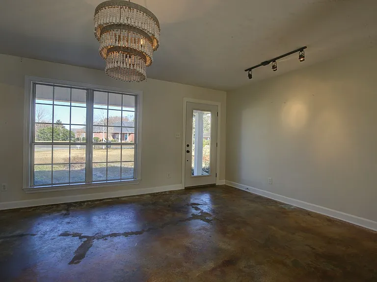 200 Hawthorne Cir — Photo 6