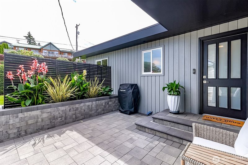 5th image of 5564 Beverly Avenue NE