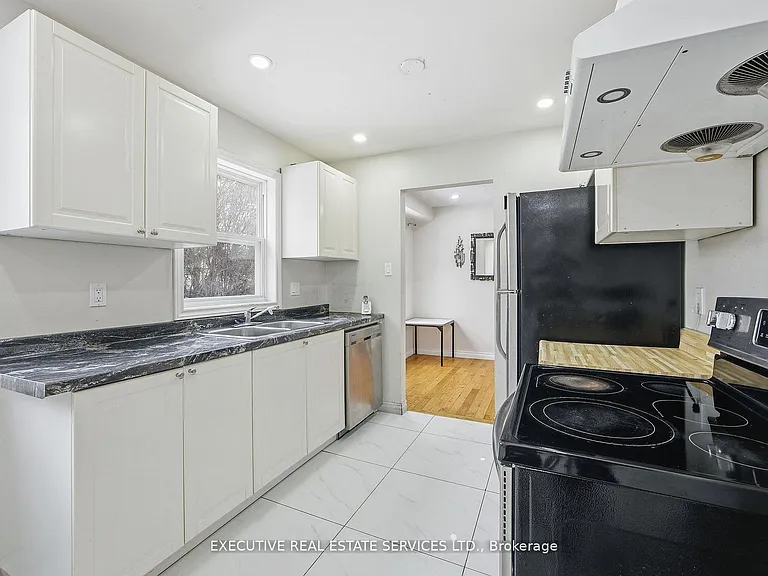 69 Lorraine Cres — Photo 11