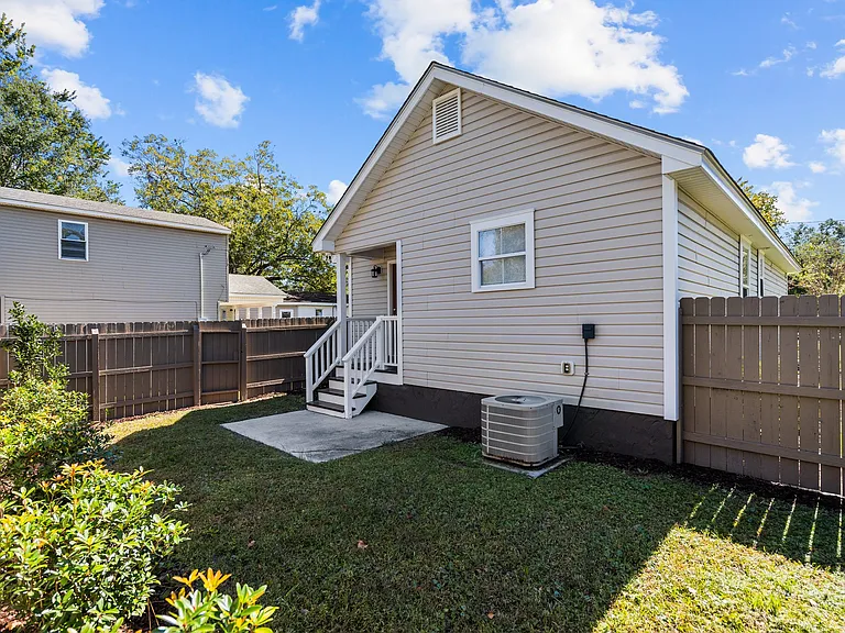 1215 Wooster St — Photo 36
