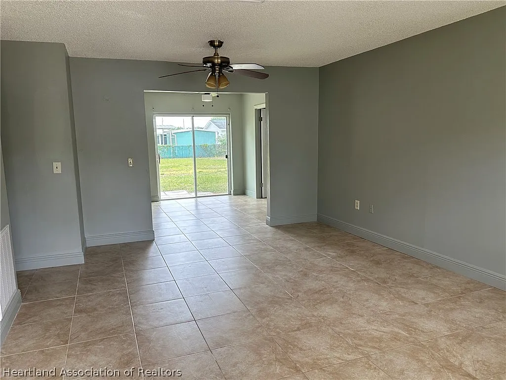 3 bed, 2.0 bath, 1149 sqft, $1,700 — Photo 2