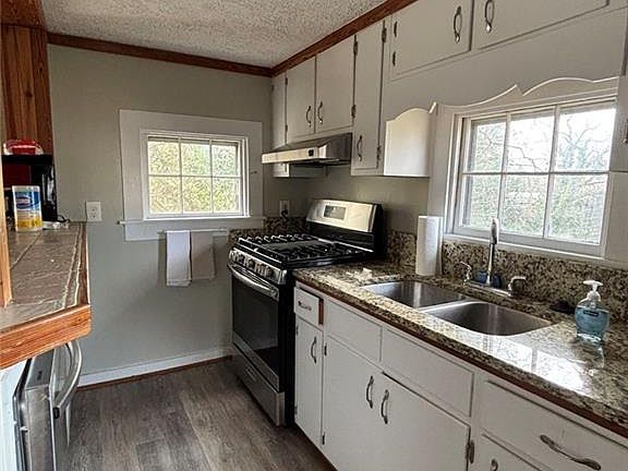 4th image of 332 Carr St